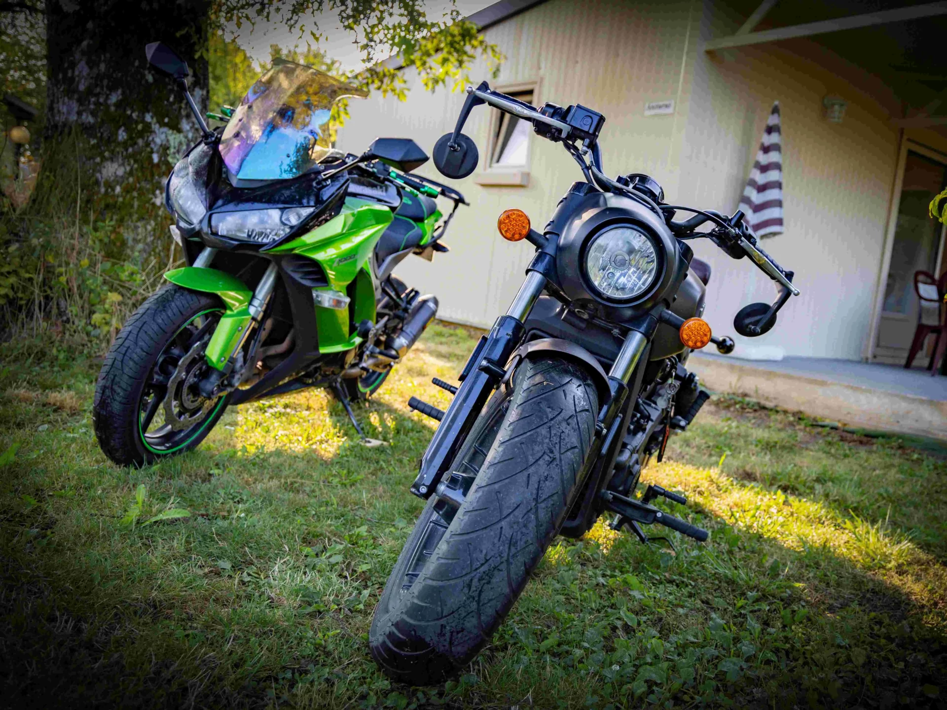 2 motos devant un bungalow