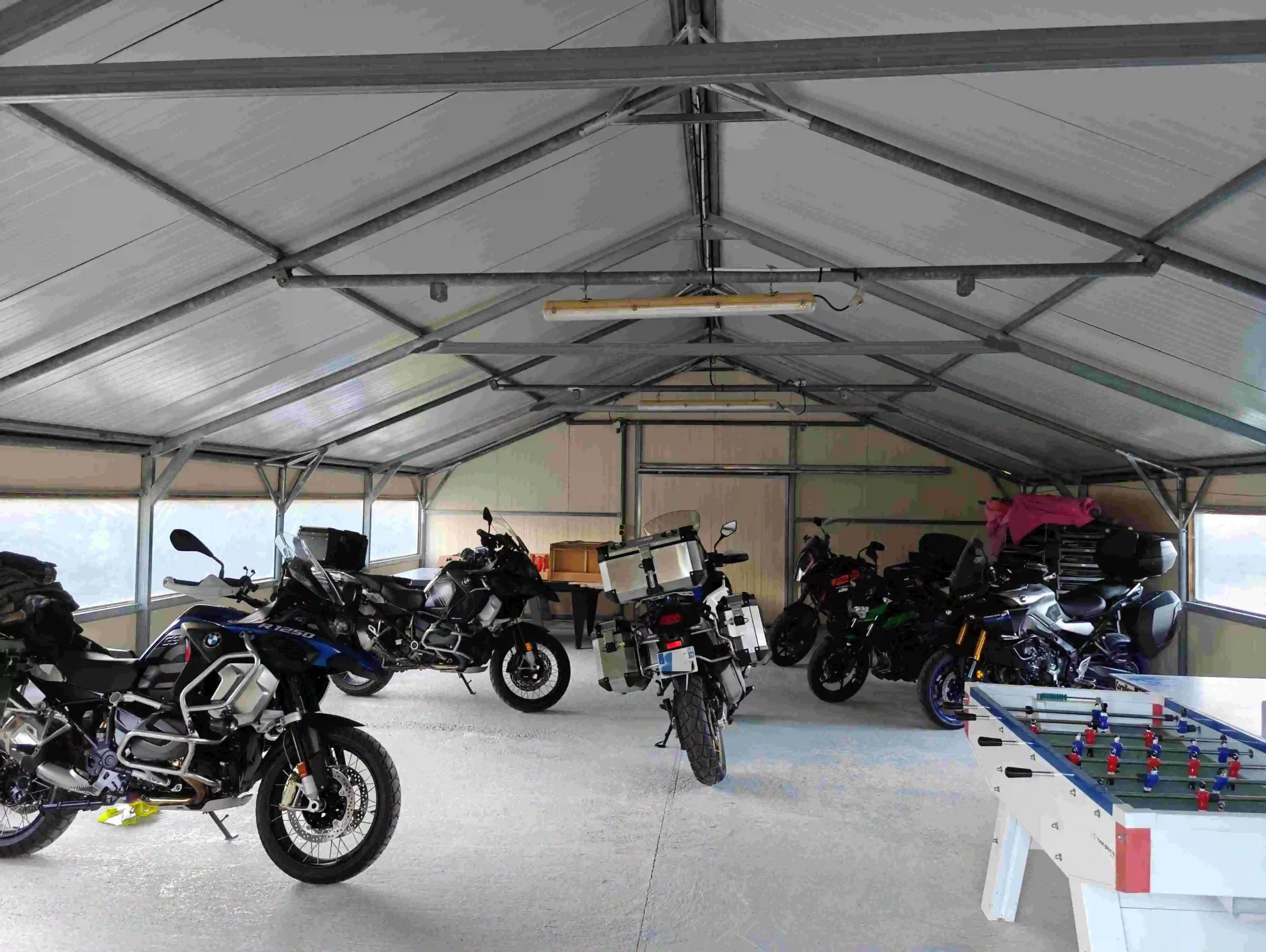 des motos à l'abri dans la salle de jeux